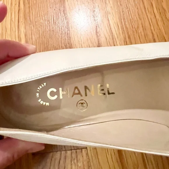 EUC Women's Vintage CHANEL White Black Cap Toe Low Heel Pumps Size 38.5 or US 8 - Picture 8 of 10